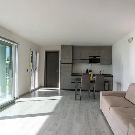 Guesthost - Mandello Studio Apt With View & Parking * מנדלו דל לאריו
