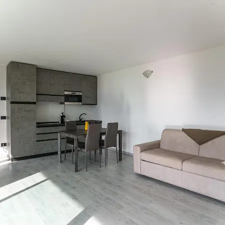 דירה Guesthost - Mandello Studio Apt With View & Parking מנדלו דל לאריו
